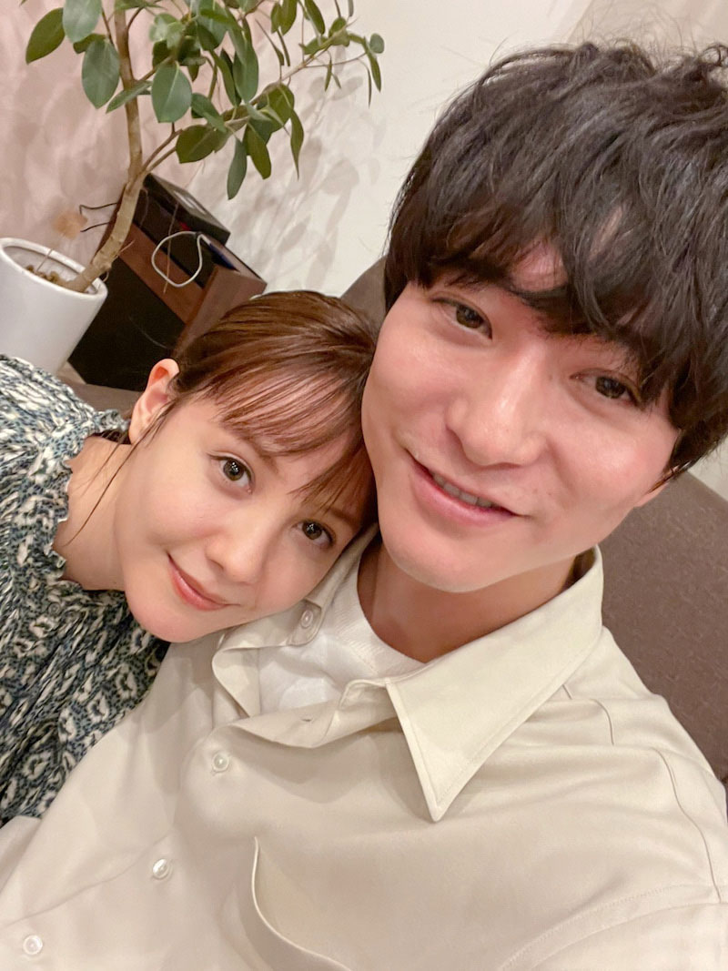 トリンドル玲奈（左）と浅香航大との寄り添いショット（「私たち結婚しました　2」オフィシャルブログより）