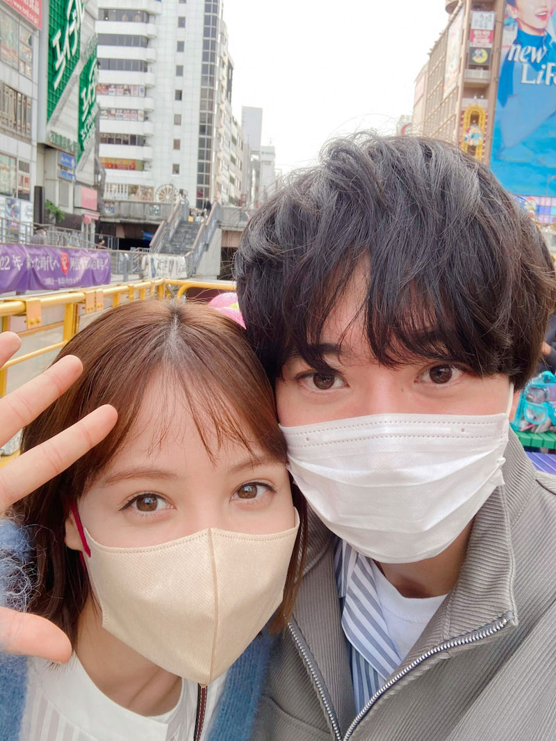 マスクをした浅香航大（左）とトリンドル玲奈のくっつき2ショット（「私たち結婚しました　2」オフィシャルブログより）