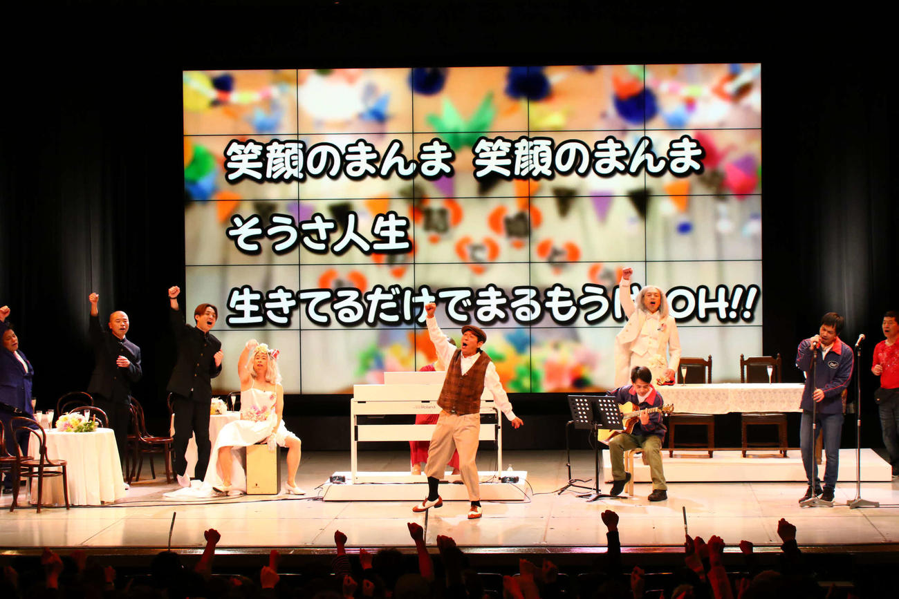 なんばグランド花月で行われたお正月特別興行「笑輪の笑い～Born ready達」に40年ぶりに出演した明石家さんま（中央）