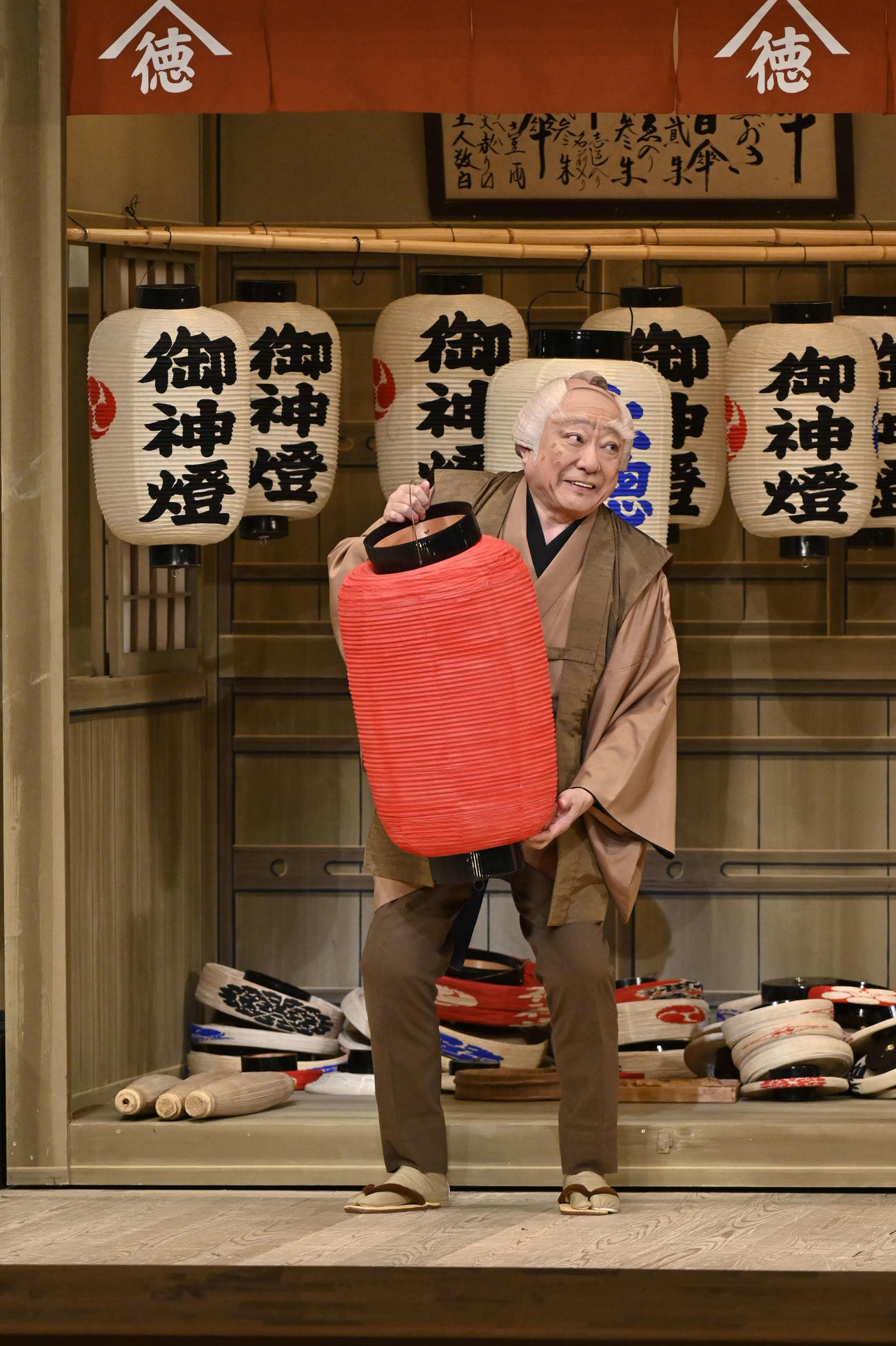 「お祭り提灯」で熱演する渋谷天外