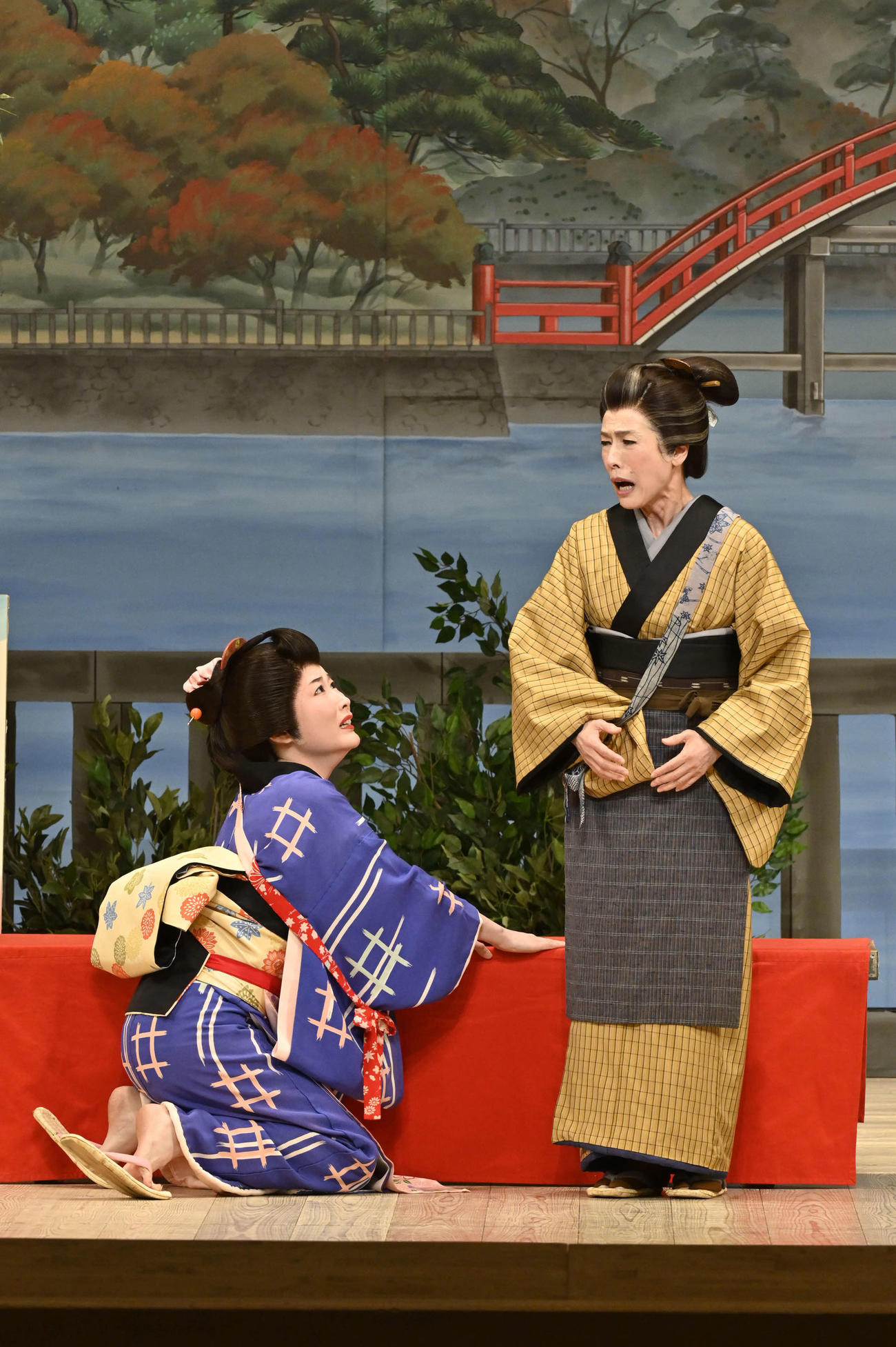 「お種と仙太郎」の一場面。曽我廼家いろは（左）と久本雅美