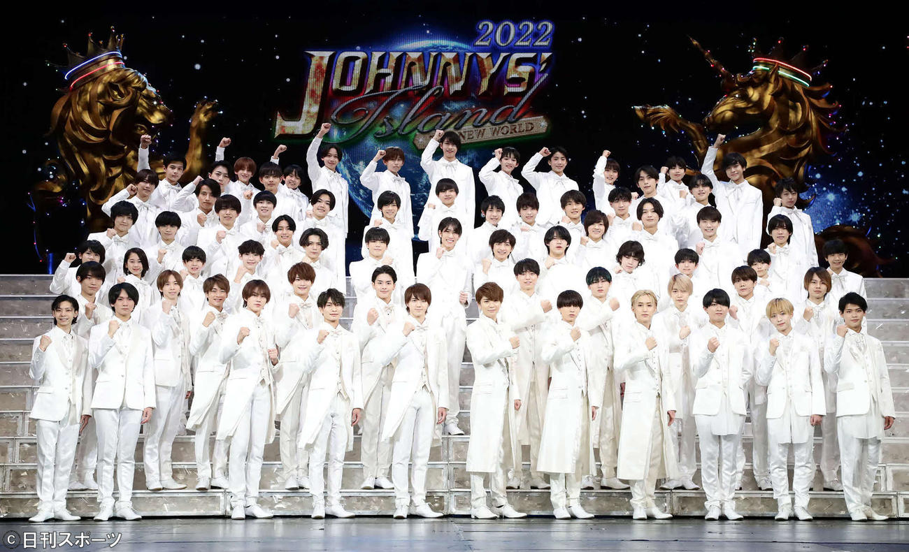 JOHNNYS’Island THE NEW WORLDで写真に納まる68人の座長たち（撮影・丹羽敏通）