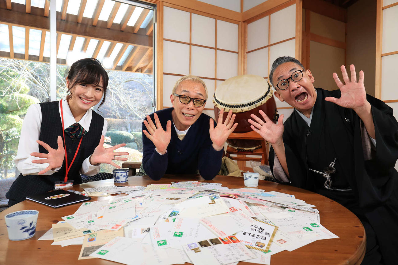 4日放送のBSテレ東「日本初！おハガキバラエティ〒あて先は所さん！」に出演する、左から繁田美貴、所ジョージ、林家正蔵（C）BSテレ東