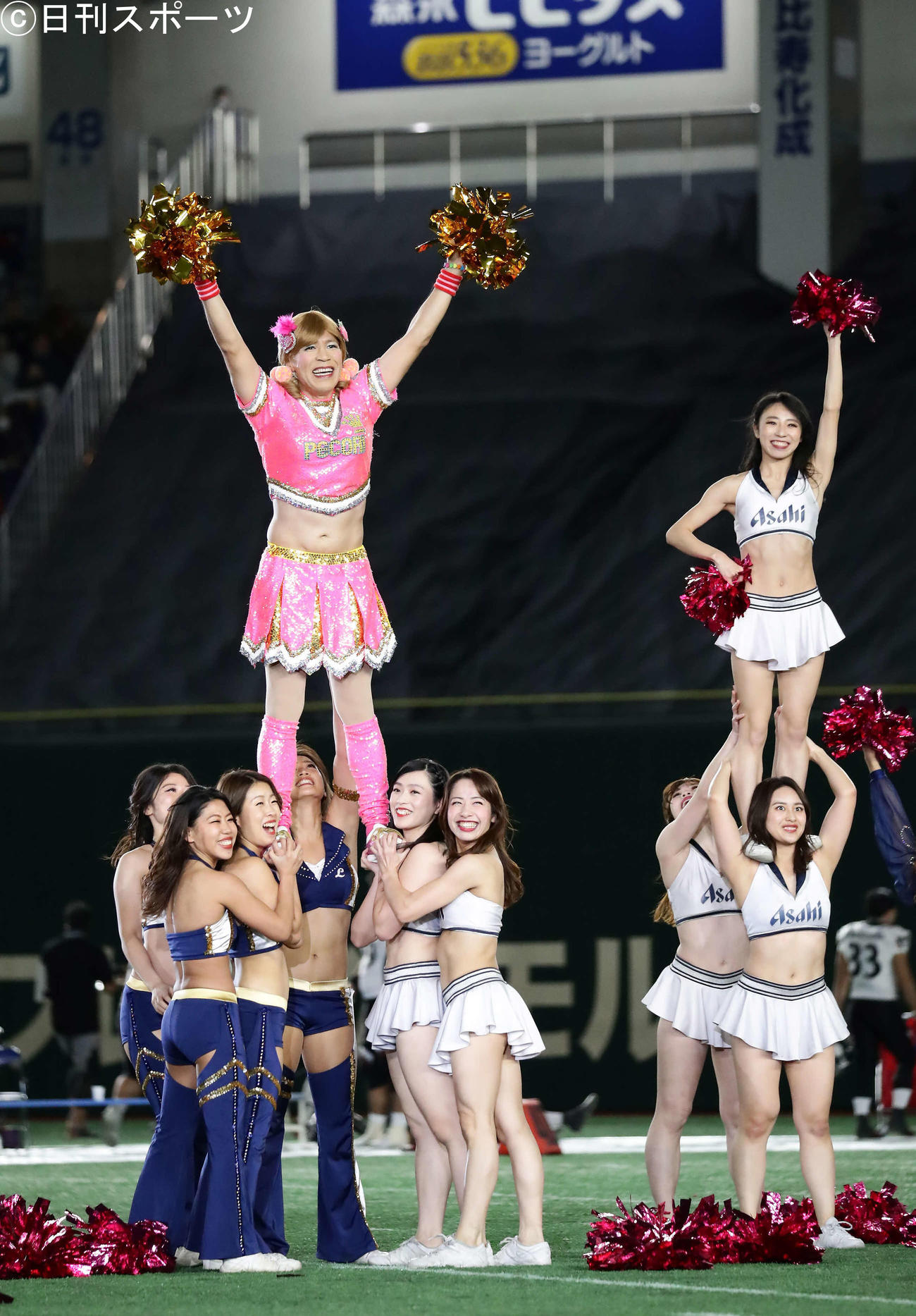 Xリーグのチアリーダーたちからリフトアップされるゴリエちゃん（撮影・丹羽敏通）