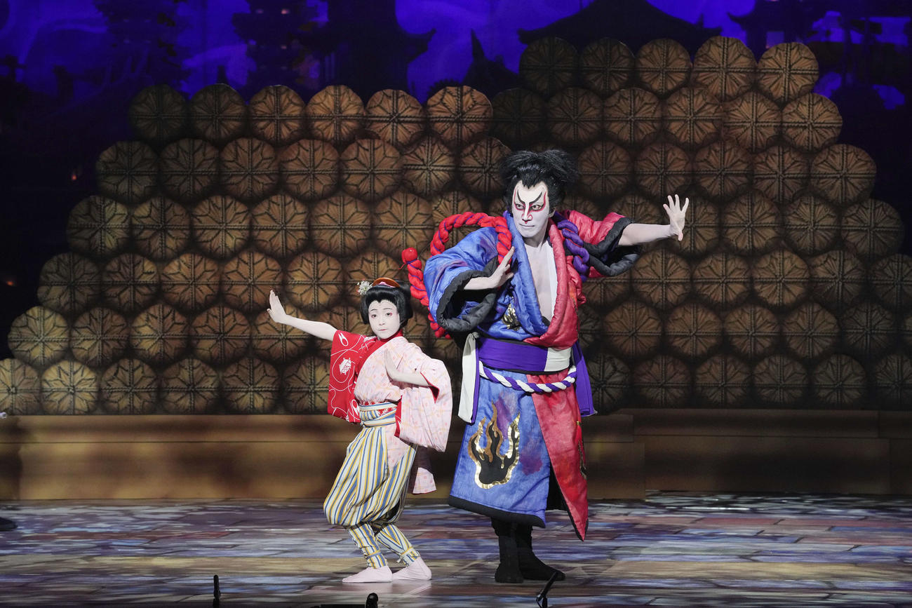 新作歌舞伎「プペル～天明の護美人間～」の市川ぼたん（左）市川海老蔵（C）松竹