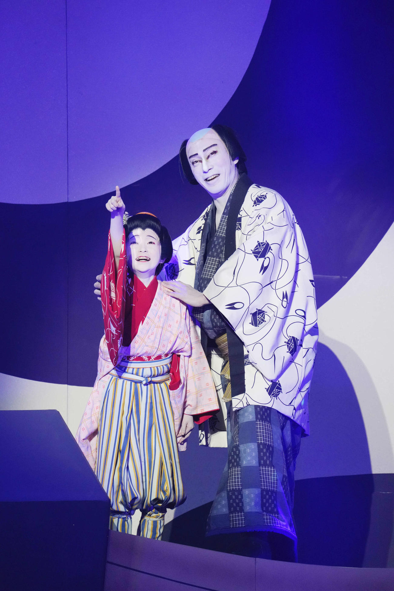 「プペル～天明の護美人間～」の市川ぼたん（左）と市川海老蔵（C）松竹