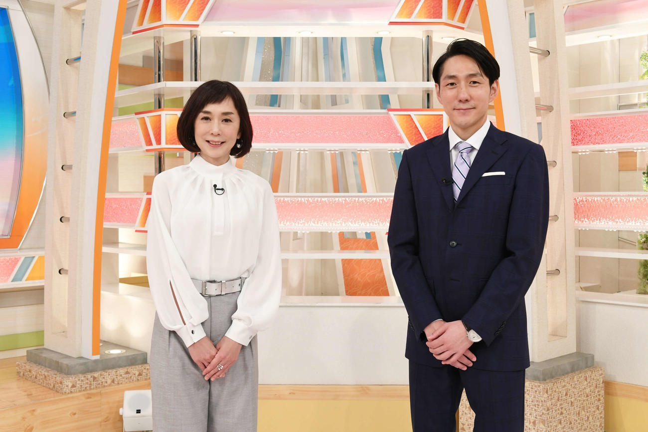 テレビ朝日系「大下容子ワイド！スクランブル」でMCを務める大下容子（左）と佐々木亮太
