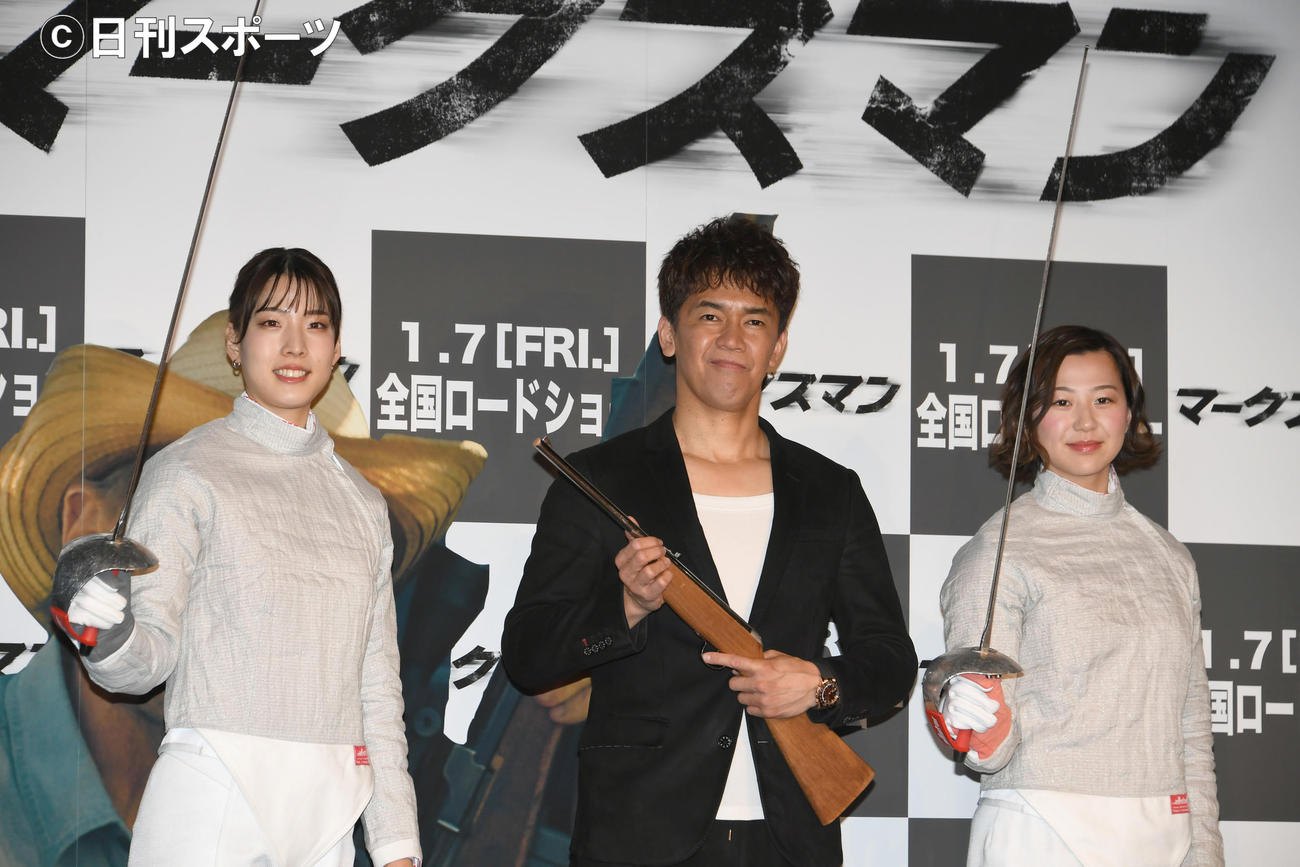 「マークスマン」公開記念イベントで、ポーズをとる左からフェンシングの江村美咲選手、武井壮、高嶋理紗選手（撮影・酒井清司）