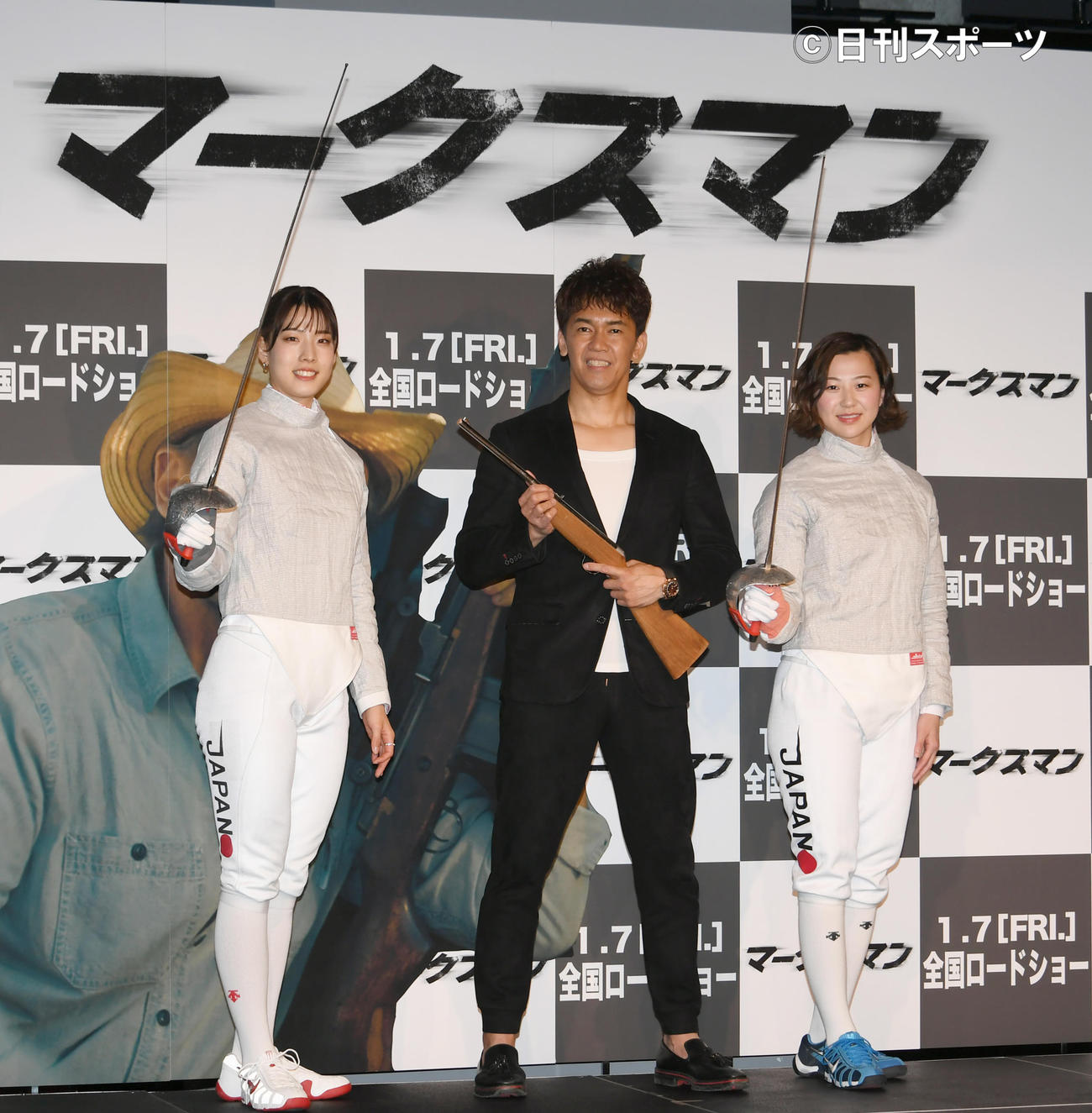 「マークスマン」公開記念イベントで、ポーズをとる左からフェンシングの江村美咲選手、武井壮、高嶋理紗選手（撮影・酒井清司）