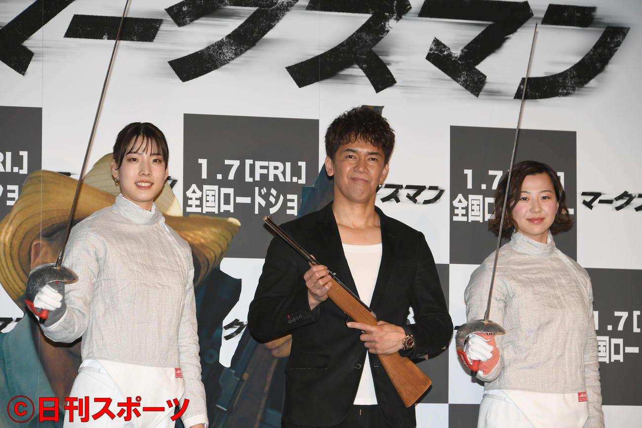 「マークスマン」公開記念イベントで、ポーズをとる左からフェンシングの江村美咲選手、武井壮、高嶋理紗選手（撮影・酒井清司）