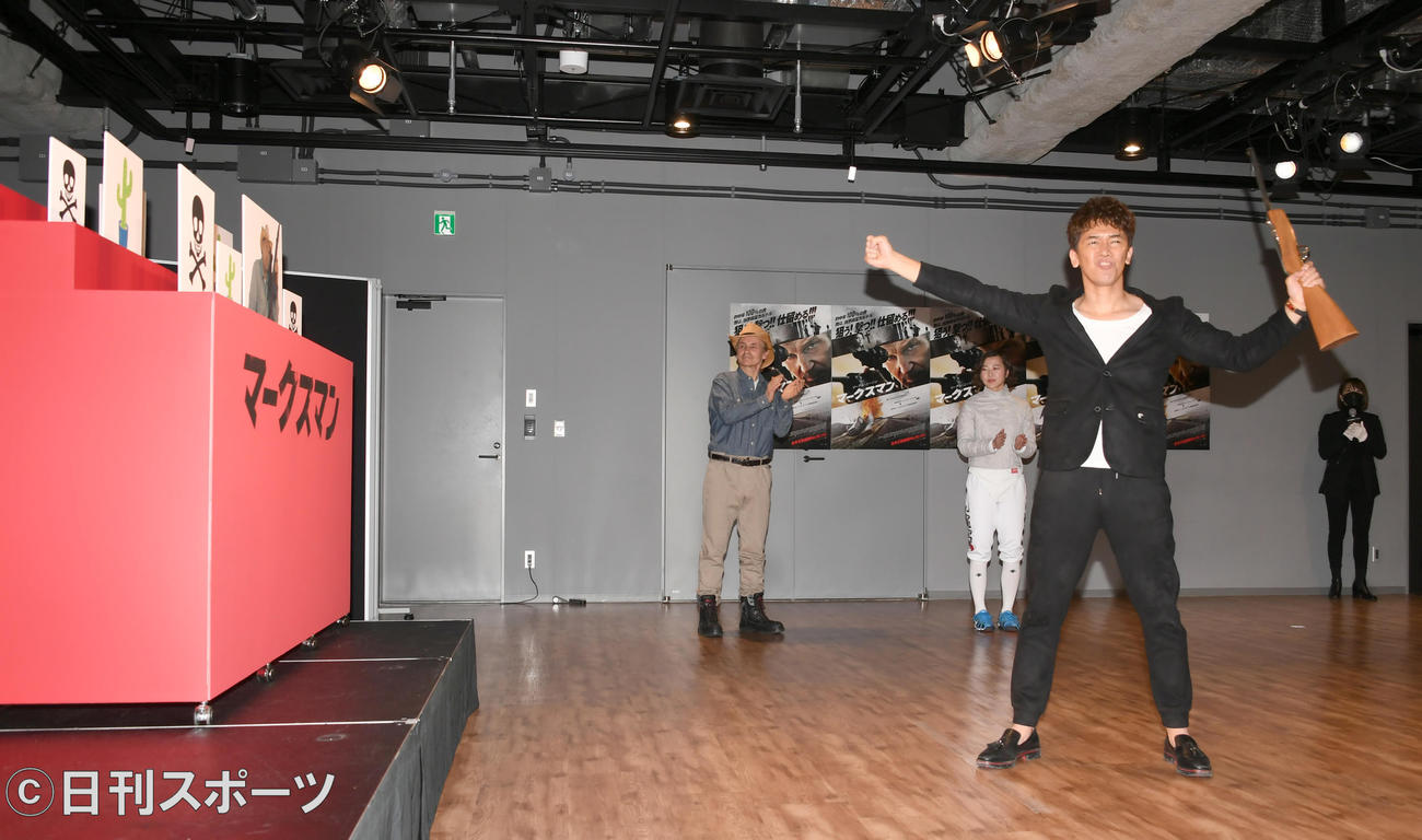 「マークスマン」公開記念イベントで、射的に挑戦した武井壮は、見事的中させ大喜び（撮影・酒井清司）