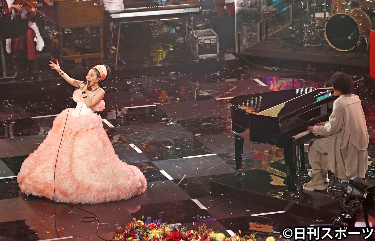紅白歌合戦で藤井風（右）とともに「Higher　Love」を披露したMISIA