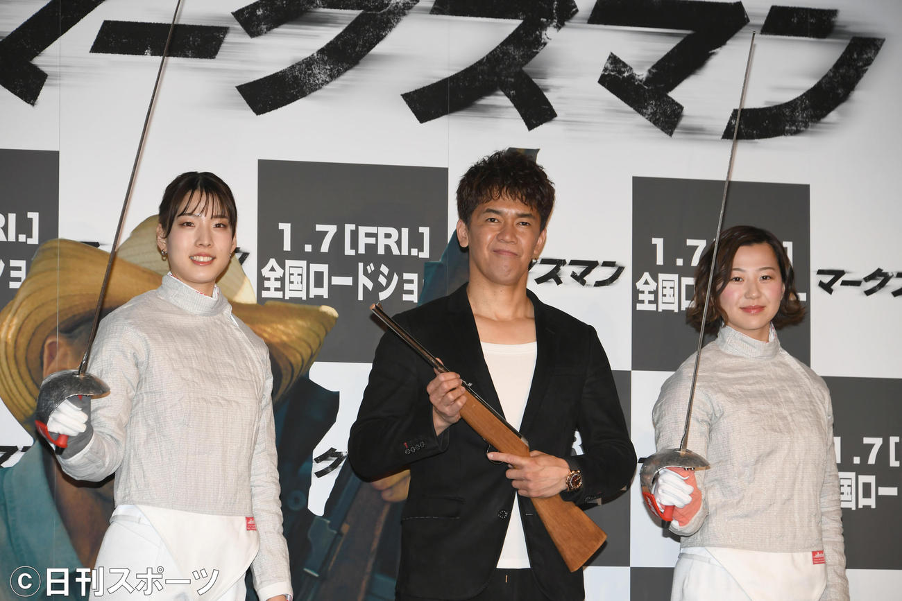 「マークスマン」公開記念イベントで、ポーズをとる左からフェンシングの江村美咲選手、武井壮、高嶋理紗選手（撮影・酒井清司）