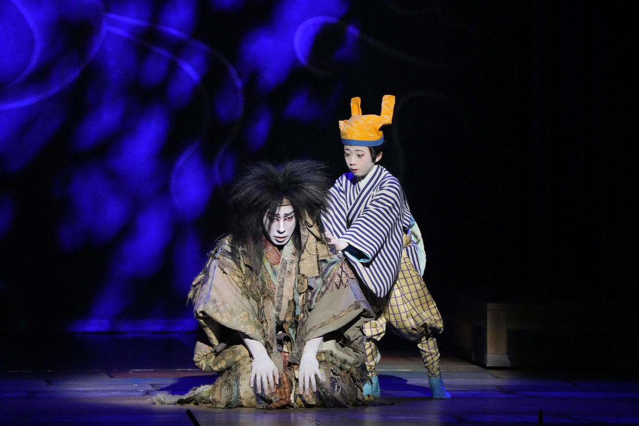 新作歌舞伎「プペル～天明の護美人間～」の市川海老蔵（左）、堀越勸玄君（C）松竹