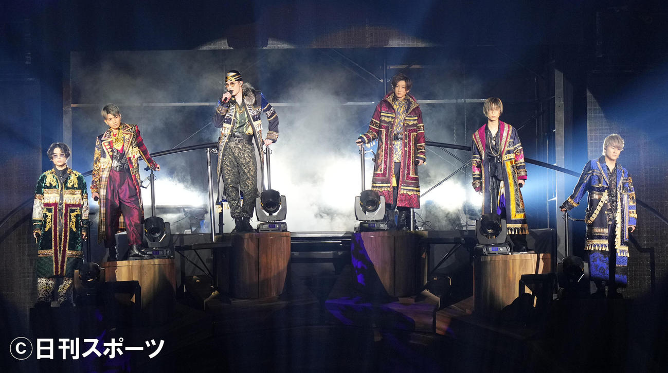 熱唱するSixTONES。左から松村北斗、高地優吾、ジェシー、京本大我、田中樹、森本慎太郎（撮影・横山健太）