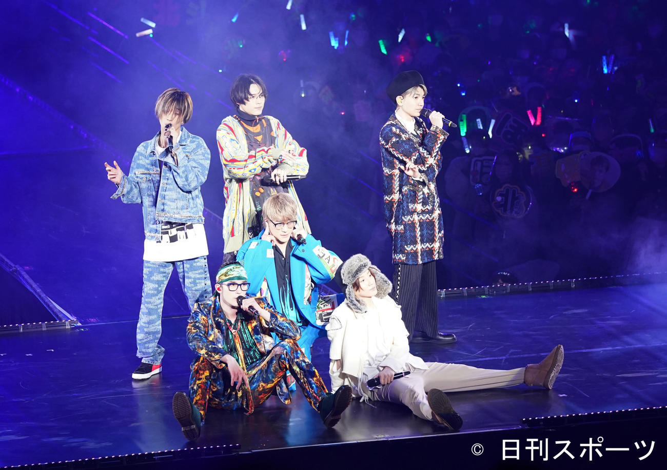 熱唱するSixTONES。前列左からジェシー、森本慎太郎、京本大我、後列左から田中樹、松村北斗、高地優吾（撮影・横山健太）