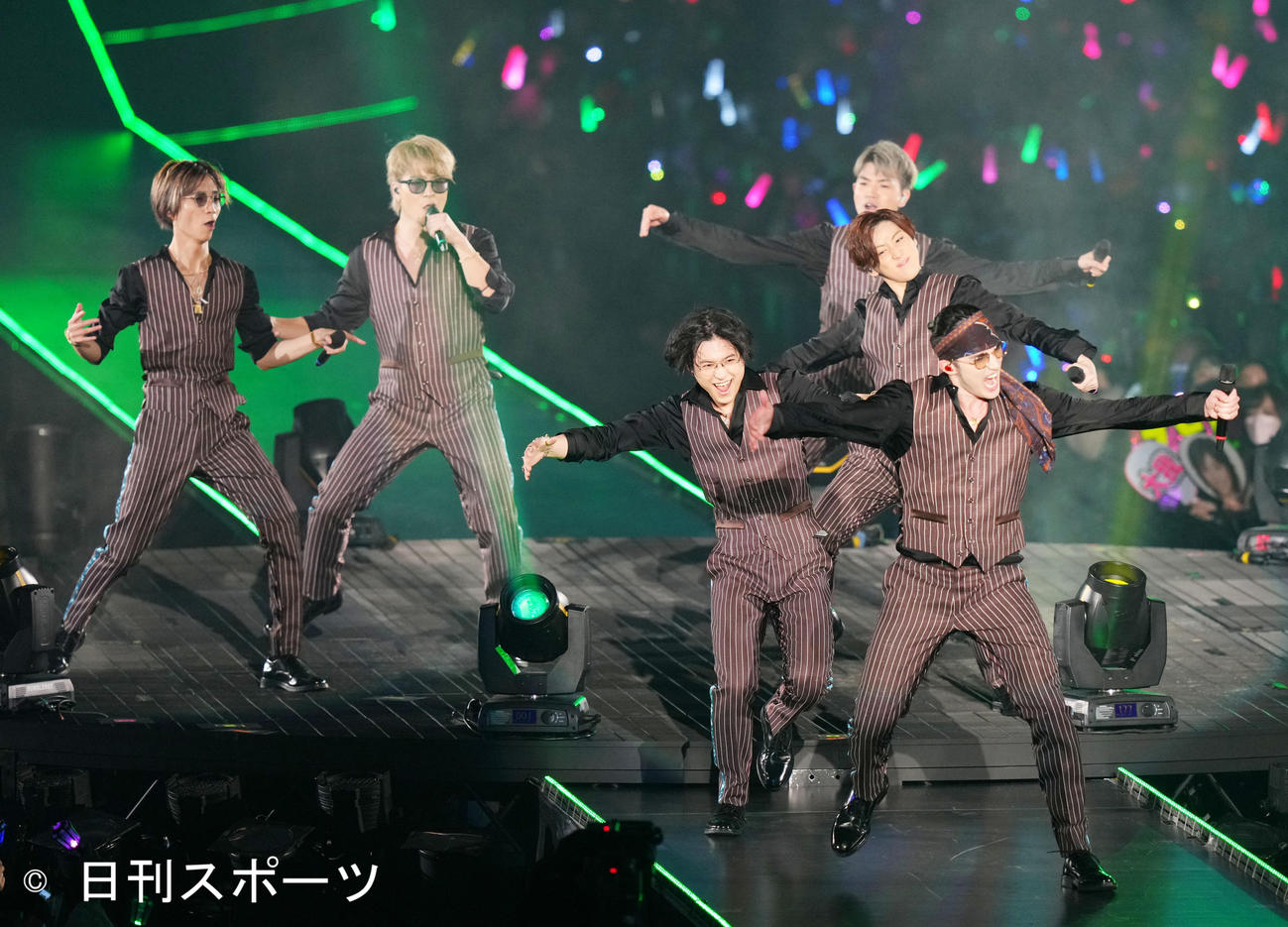 ダンスで盛り上がるSixTONES。左から田中樹、森本慎太郎、松村北斗、高地優吾、京本大我、ジェシー（撮影・横山健太）