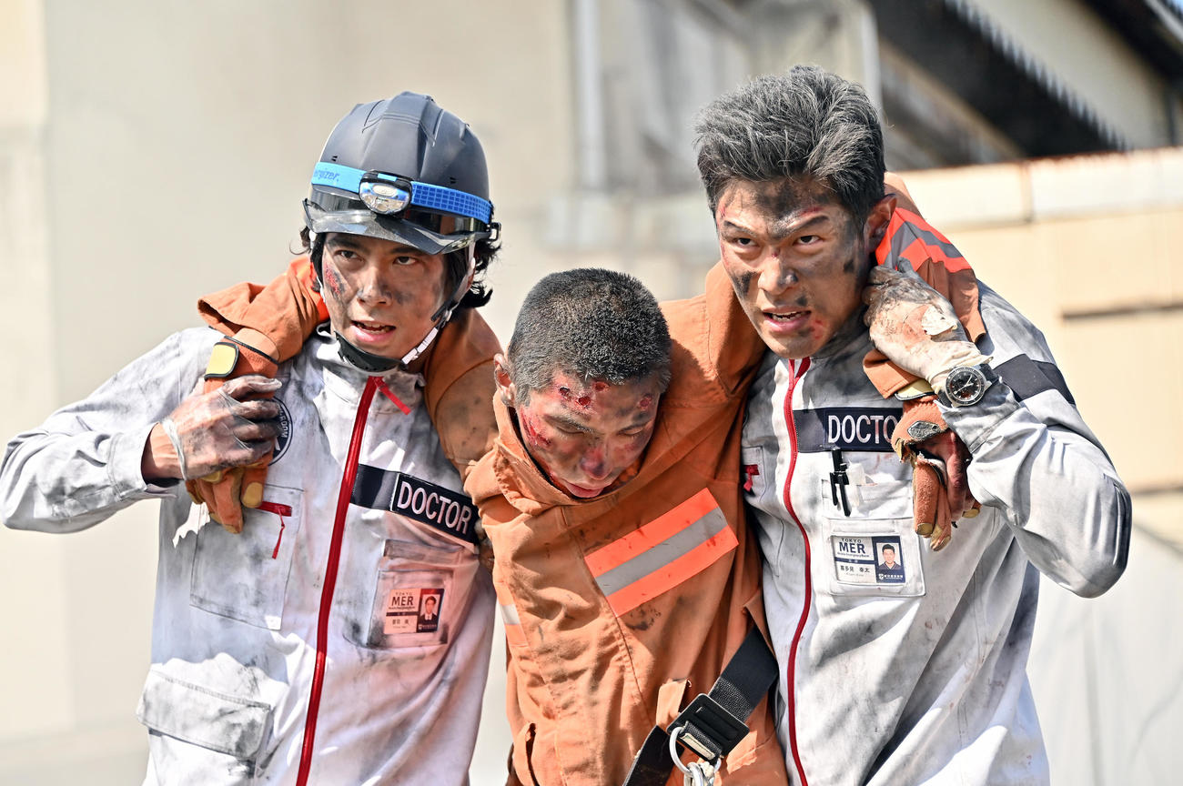 2023年公開の映画化が決定した「TOKYO MER～走る緊急救命室～」で主演を務める鈴木亮平（右）。左は賀来賢人