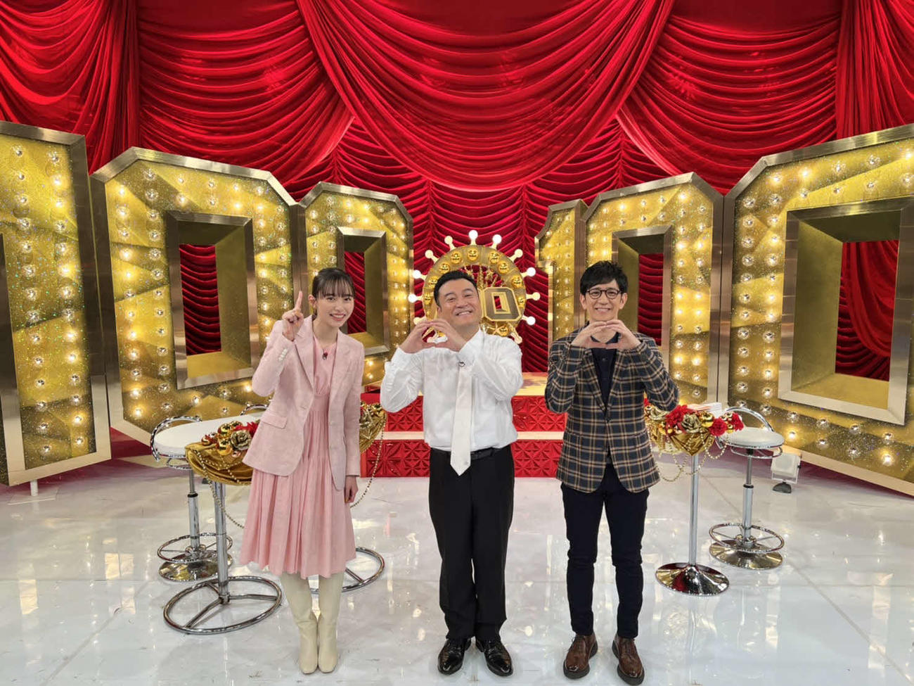 テレビ朝日系バラエティー番組「アンタに100万円」でMCを務める左から井桁弘恵、アンタッチャブルの山崎弘也、柴田英嗣