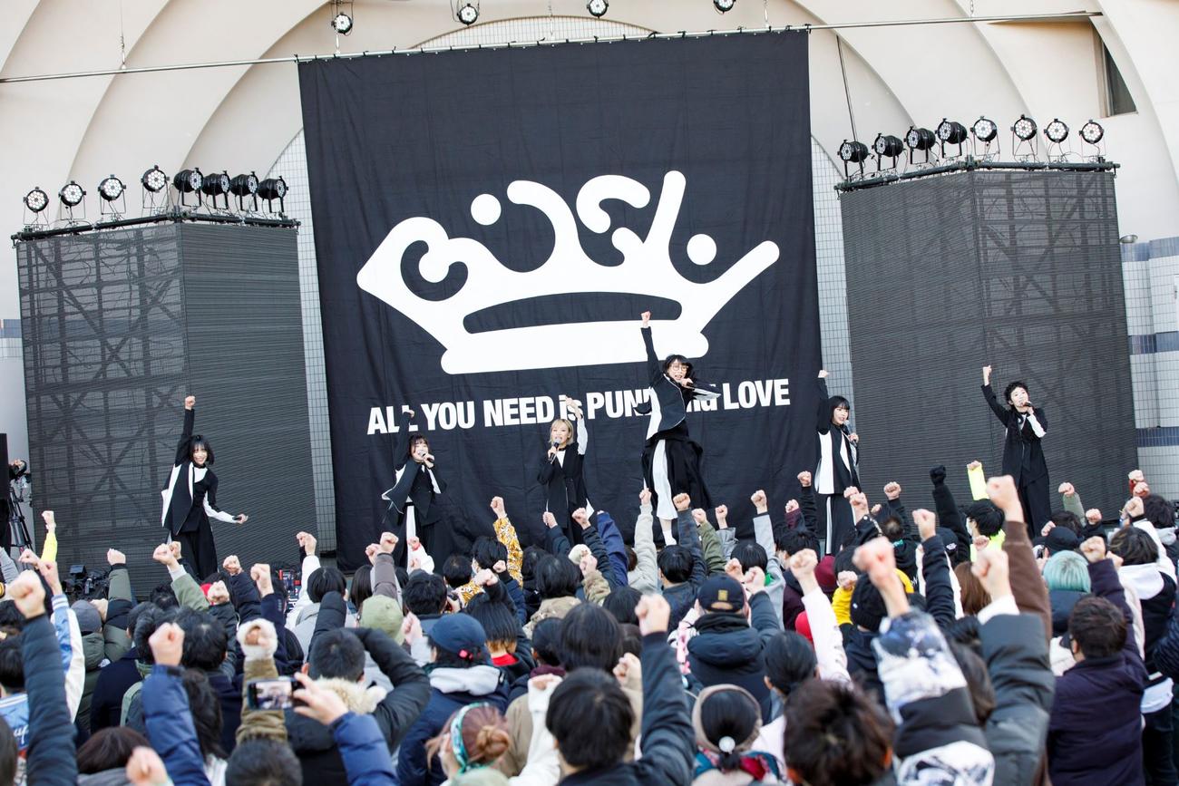 「BiSH解散パーチー開会式」でファンと「ちん！」と拳を突き上げるBiSH。左からアユニ・D、セントチヒロ・チッチ、モモコグミカンパニー、ハシヤスメ・アツコ、アイナ・ジ・エンド、リンリン