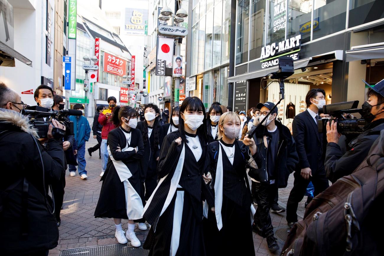 「BiSH解散パーチー開会式」の前に渋谷を練り歩くBiSH