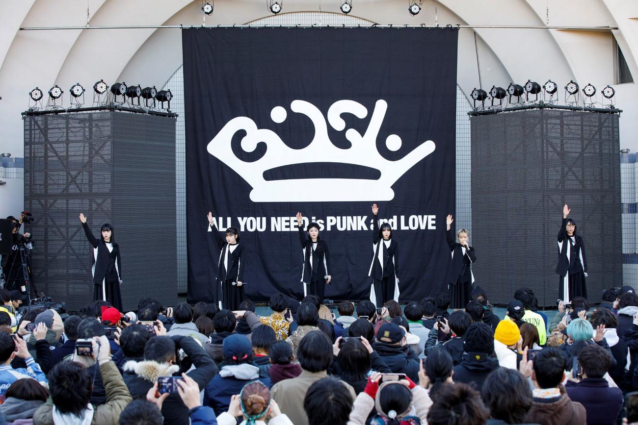 「BiSH解散パーチー開会式」で開会宣言するBiSH、左からアイナ・ジ・エンド、セントチヒロ・チッチ、リンリン、アユニ・D、モモコグミカンパニー、ハシヤスメ・アツコ