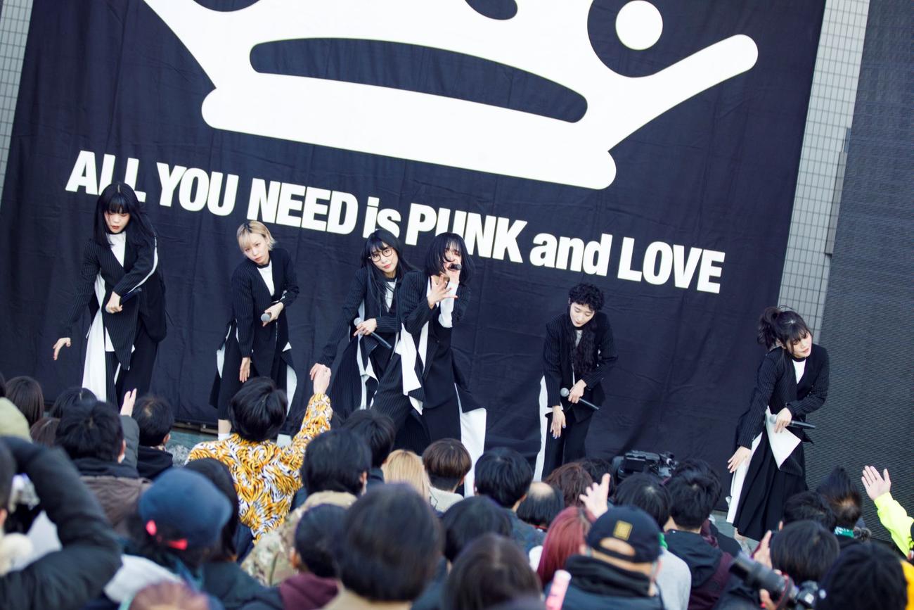 「BiSH解散パーチー開会式」でパフォーマンスするBiSH
