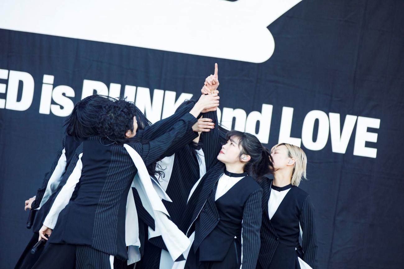 「BiSH解散パーチー開会式」で「プロミスザスター」を披露するBiSH