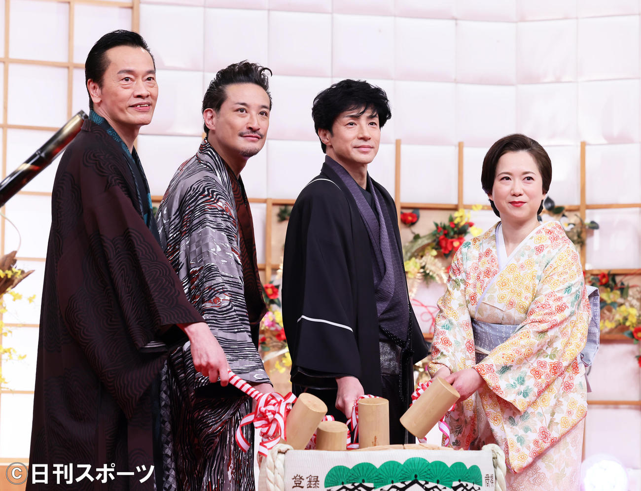 鏡開きを行う、左から遠藤憲一、松岡昌宏、東山紀之、和久井映見（撮影・足立雅史）