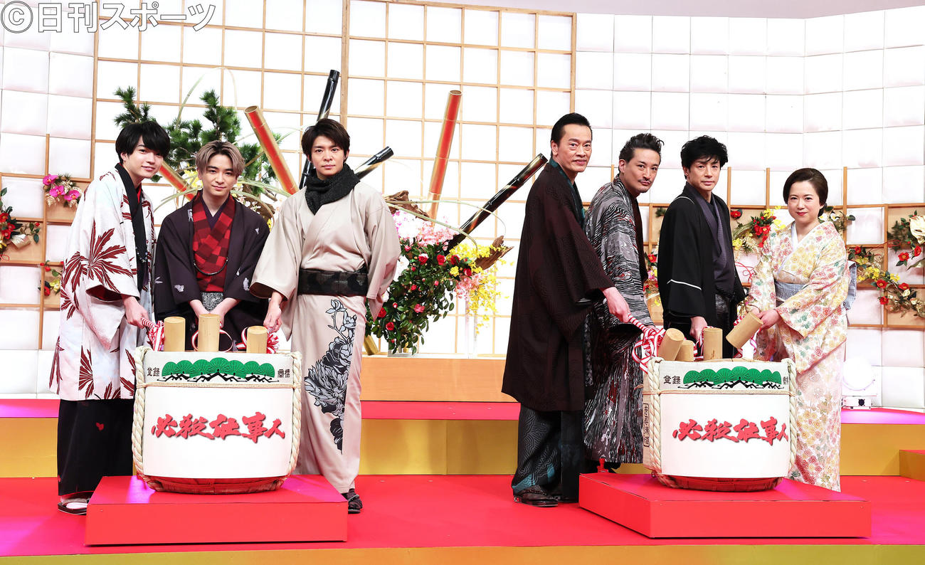 テレビ朝日系ドラマ「必殺仕事人」制作発表会見で鏡開きを行う、左から西畑大吾、知念侑李、岸優太、遠藤憲一、松岡昌宏、東山紀之、和久井映見（撮影・足立雅史）