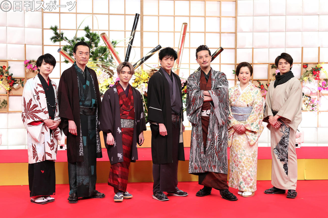 テレビ朝日系ドラマ「必殺仕事人」制作発表会見で記念撮影に臨む、左から西畑大吾、遠藤憲一、知念侑李、東山紀之、松岡昌宏、和久井映見、岸優太（撮影・足立雅史）