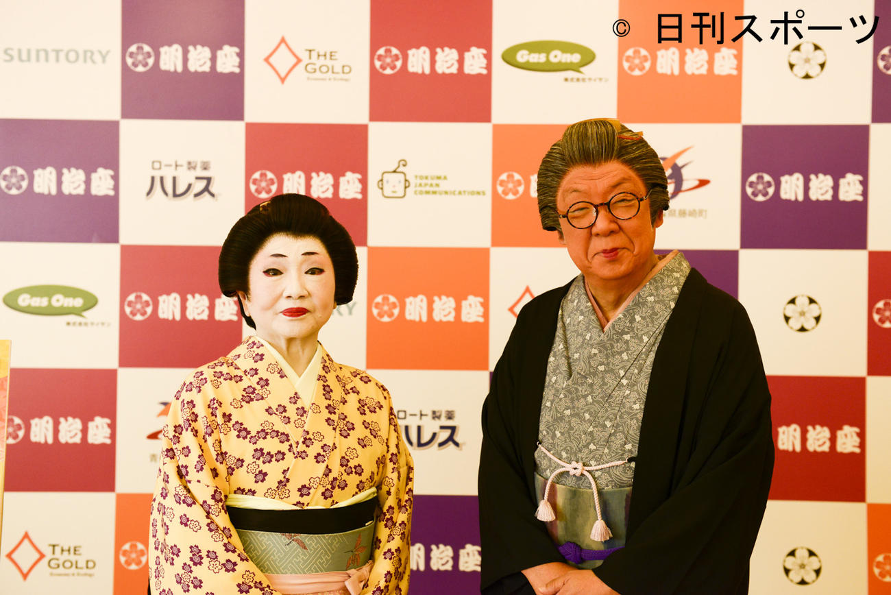 「梅沢富美男劇団　梅沢富美男特別公演　泉ピン子特別出演　後見人梅沢武生」の取材会に出席した泉ピン子（左）と梅沢富美男