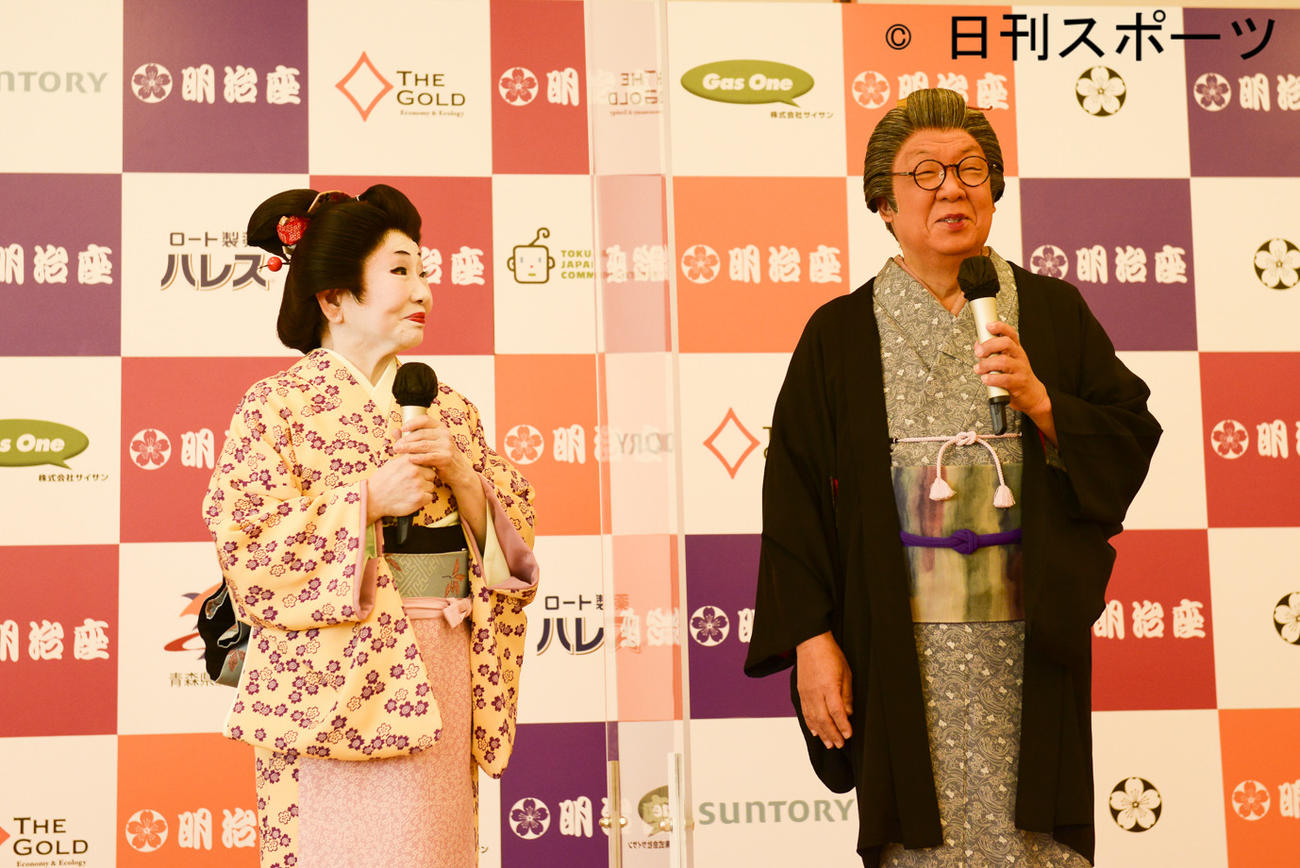 「梅沢富美男劇団　梅沢富美男特別公演　泉ピン子特別出演　後見人梅沢武生」の取材会に出席した泉ピン子（左）と梅沢富美男