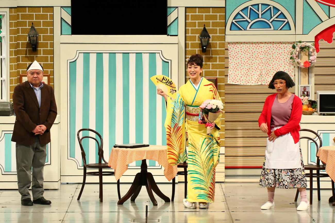 吉本新喜劇に出演した市川由紀乃（中央）、左は川畑泰史、右はすっちー（外部提供）