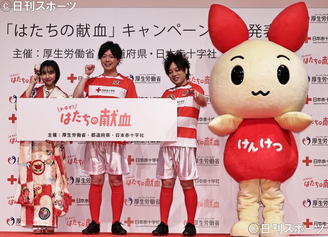 「はたちの献血」キャンペーンで振り袖姿を披露した山之内すず（左）とラグビージャージー姿のぺこぱ・シュウペイ（中央）と松陰寺太勇（撮影・中島郁夫）