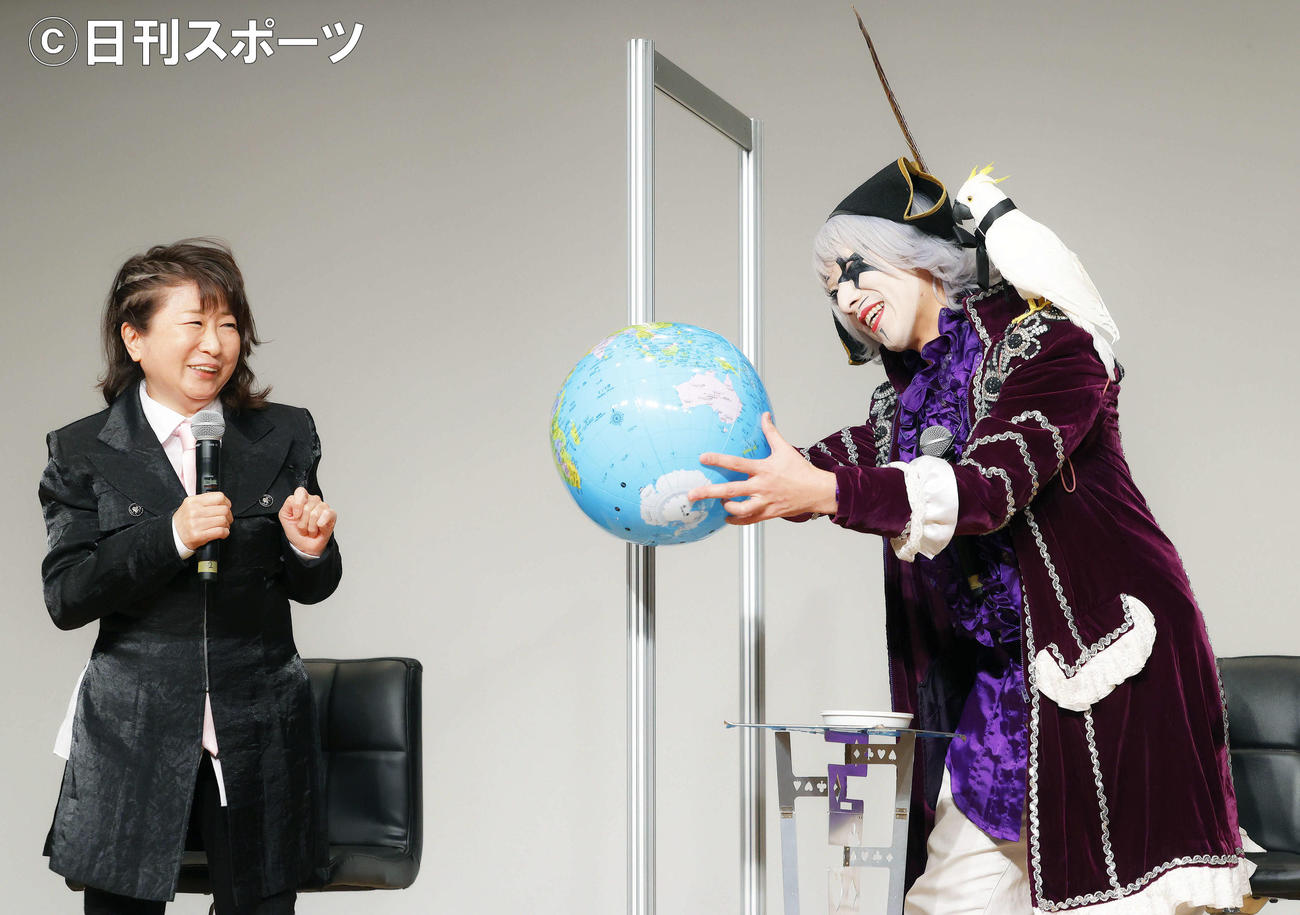 トークで盛り上がる田中真弓（左）と宇宙海賊・ゴー☆ジャス（撮影・河田真司）