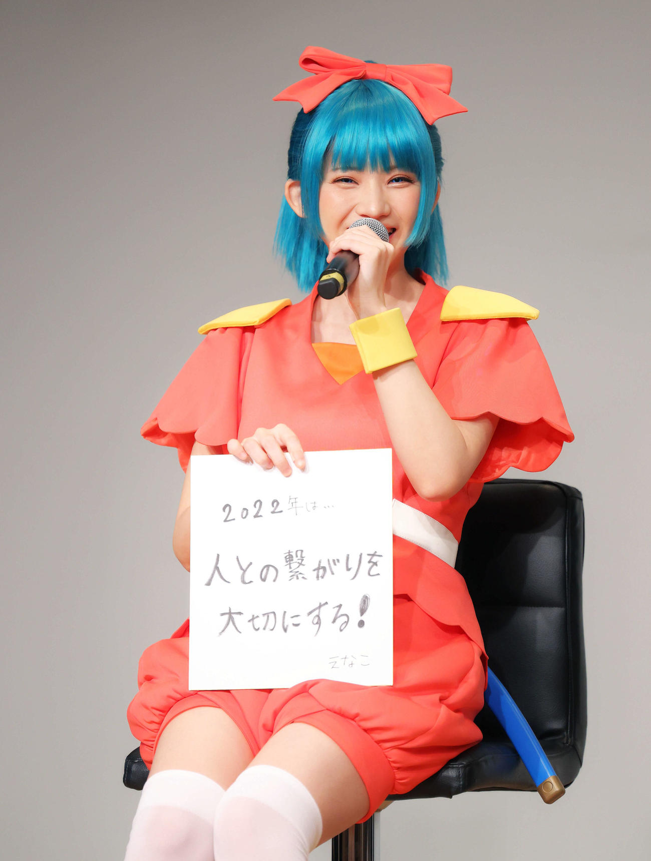 今年の抱負を色紙で披露するえなこ（撮影・河田真司）