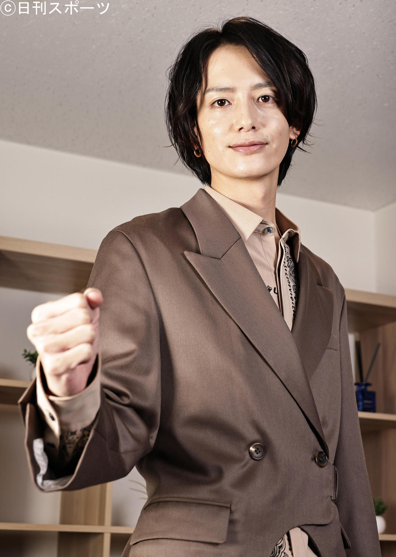 ガッツポーズする小野健斗（撮影・中島郁夫）