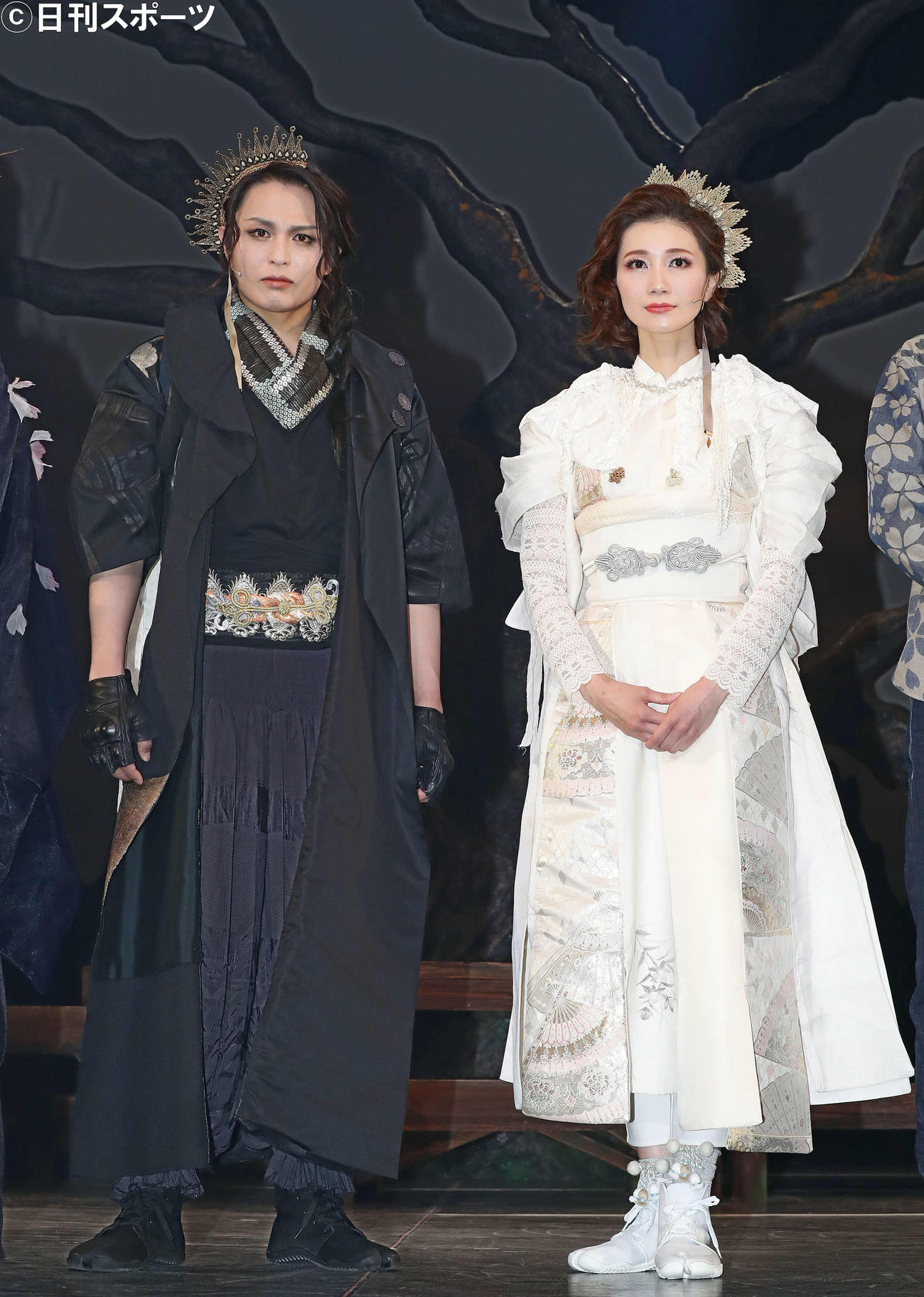 「天使は桜に舞い降りて」の公開稽古を前に写真に納まる荒木宏文（左）と夢咲ねね（撮影・丹羽敏通）