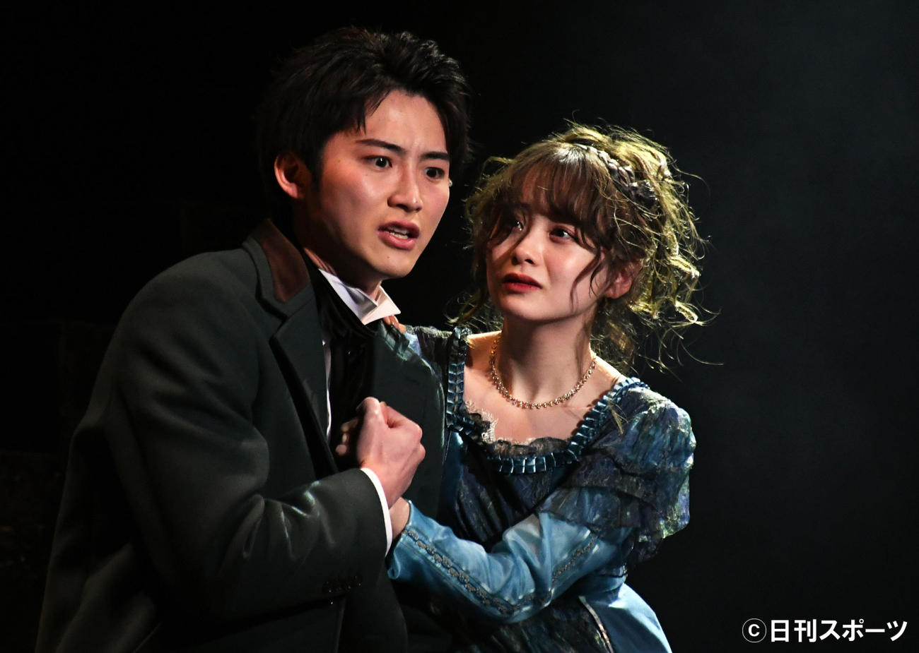 舞台「フランケンシュタイン－cry for the moon－」でリズ役などを演じる横山結衣。左は岐洲匠（撮影・大友陽平）