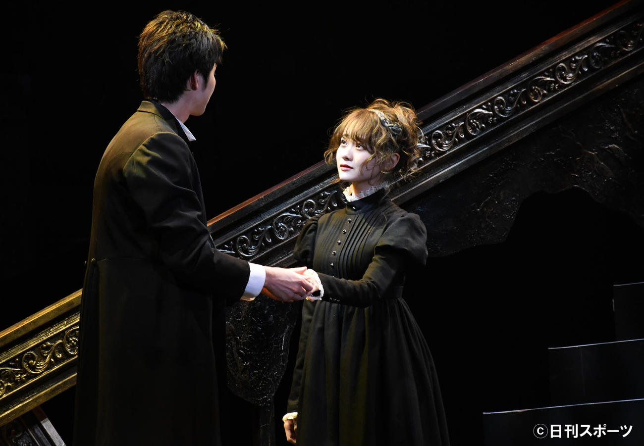 舞台「フランケンシュタイン－cry for the moon－」でリズ役などを演じる横山結衣。左は岐洲匠（撮影・大友陽平）