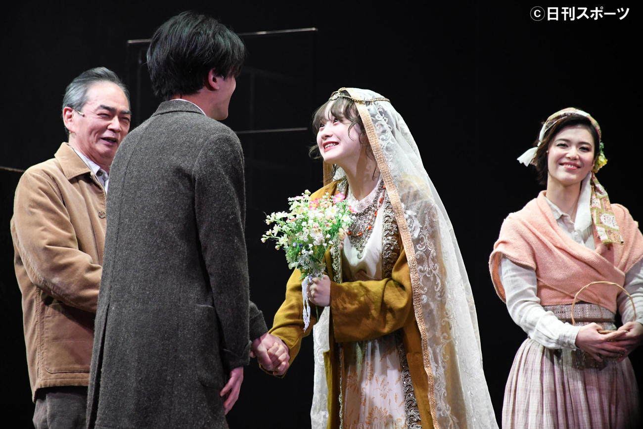 舞台「フランケンシュタイン－cry for the moon－」でサフィ役などを演じる横山結衣（中央）（撮影・大友陽平）