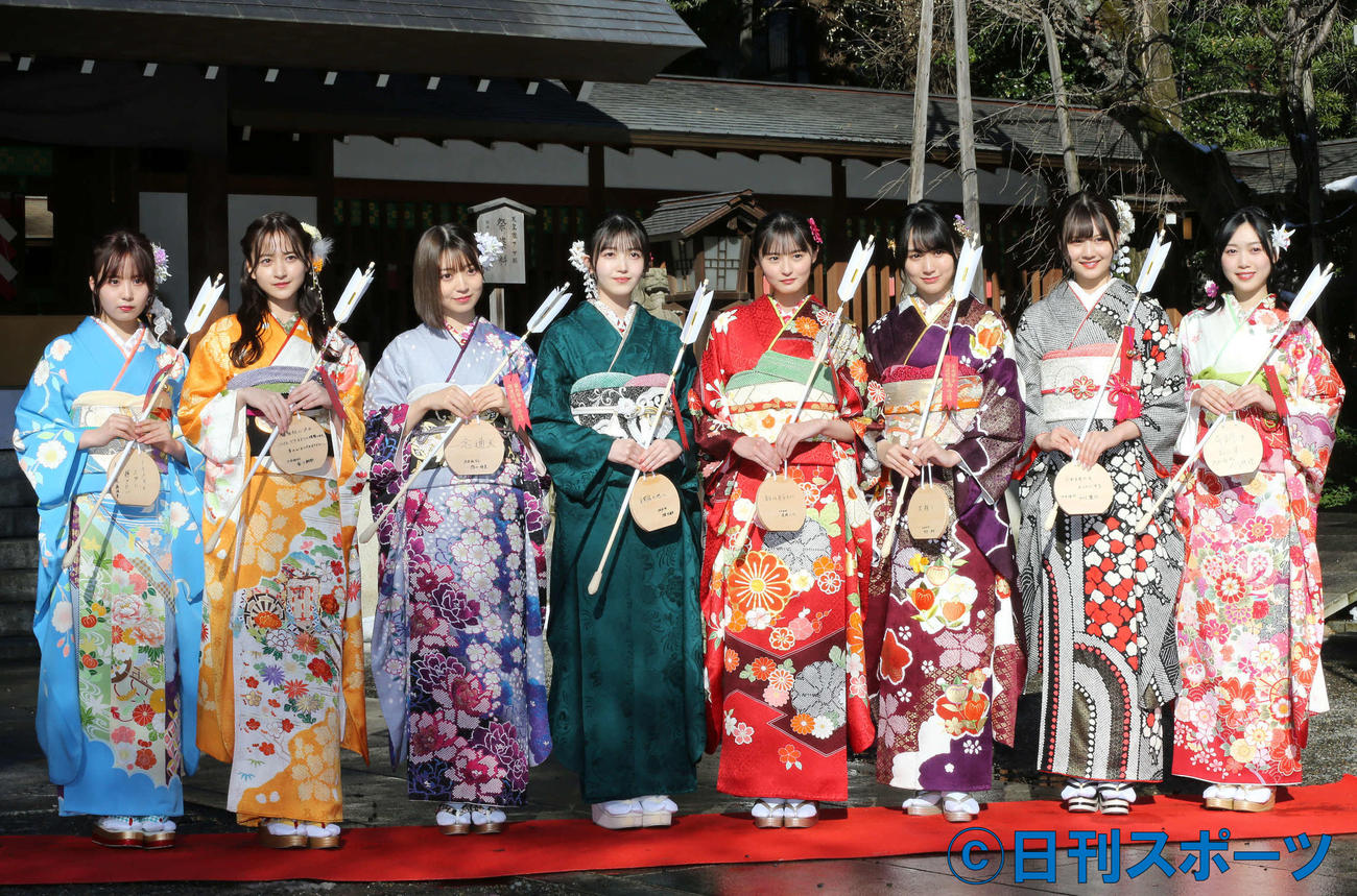 写真に納まる乃木坂46の新成人たち。左から佐藤璃果、金川紗耶、阪口珠美、久保史緒里、遠藤さくら、賀喜遥香、中村麗乃、北川悠理（撮影・丹羽敏通）