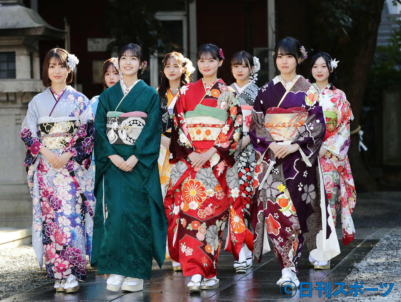 新成人のお参りに向かう乃木坂46の、左から阪口珠美、佐藤璃果、久保史緒里、金川紗耶、遠藤さくら、中村麗乃、賀喜遥香、北川悠理（撮影・丹羽敏通）