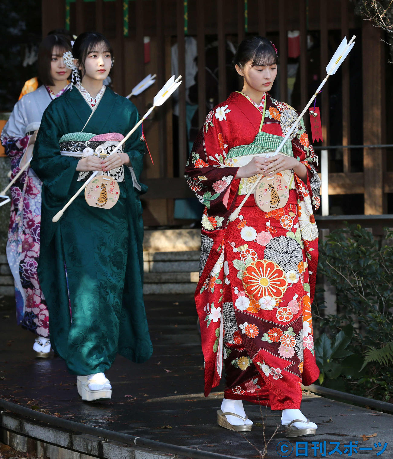 乃木坂46の新成人遠藤さくら（右）。左は久保史緒里（撮影・丹羽敏通）