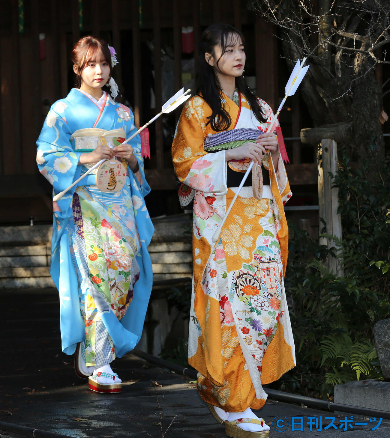 乃木坂46の新成人金川紗耶（右）。左は佐藤璃果（撮影・丹羽敏通）