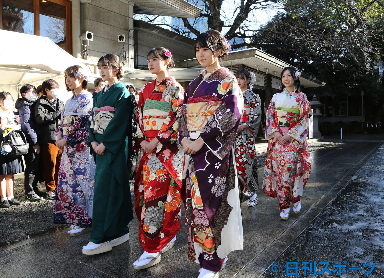 新成人の参拝に向かう乃木坂46の、左から阪口珠美、久保史緒里、遠藤さくら、賀喜遥香（撮影・丹羽敏通）
