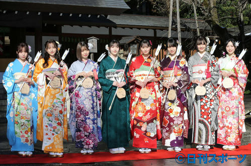 写真に納まる乃木坂46の新成人たち。左から佐藤璃果、金川紗耶、阪口珠美、久保史緒里、遠藤さくら、賀喜遥香、中村麗乃、北川悠理（撮影・丹羽敏通）