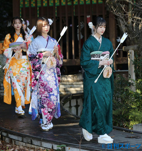 乃木坂46の新成人久保史緒里（右）。左へ阪口珠美、金川紗耶（撮影・丹羽敏通）