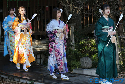乃木坂46の新成人阪口珠美（右から2人目）。左へ金川紗耶、佐藤璃果、右端は久保史緒里（撮影・丹羽敏通）